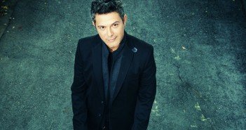 Alejandro Sanz es homenajeado por su postura contra la violencia de género